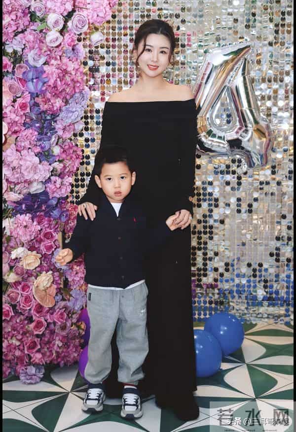 王雷李小萌为小儿子办生日派对,一家四口装扮精致,两儿子都像爸