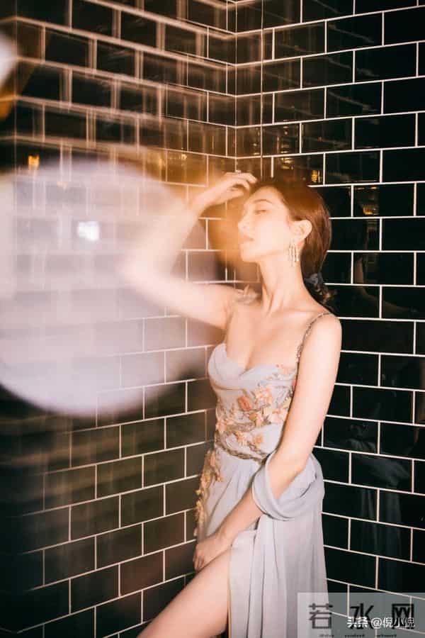 江疏影~COSMO时尚盛典定妆照,好美