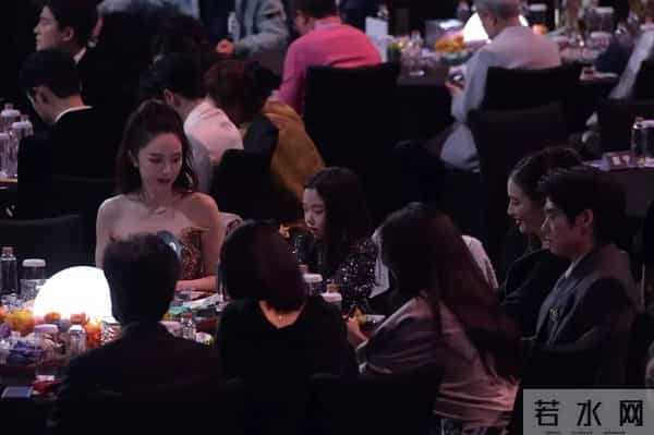 白鹿曾舜晞敖瑞鹏李兰迪对唱，任嘉伦宋祖儿台下热聊，甜度超标。