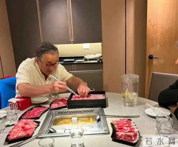 海底捞偶遇成龙吃火锅 ，人不是慢慢变老的，是突然变老