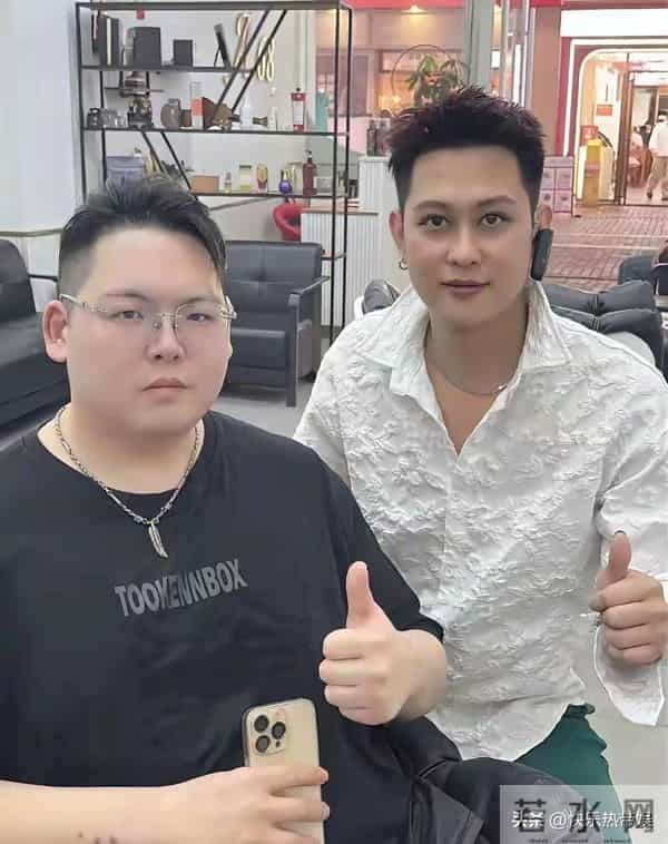 向佑现身广州理发，身材肥胖显油腻，状态松弛享受当下生活状态