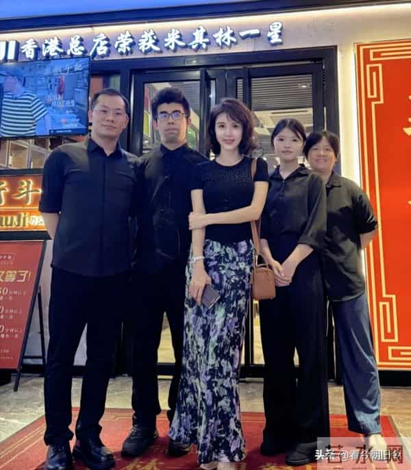 金巧巧现身广东一家米其林餐厅吃饭,她身材很瘦,看起来有1.8米