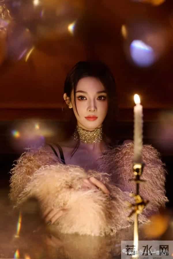 彭小苒红唇+黑色战袍完美狙击，这背这腰是真实存在的吗