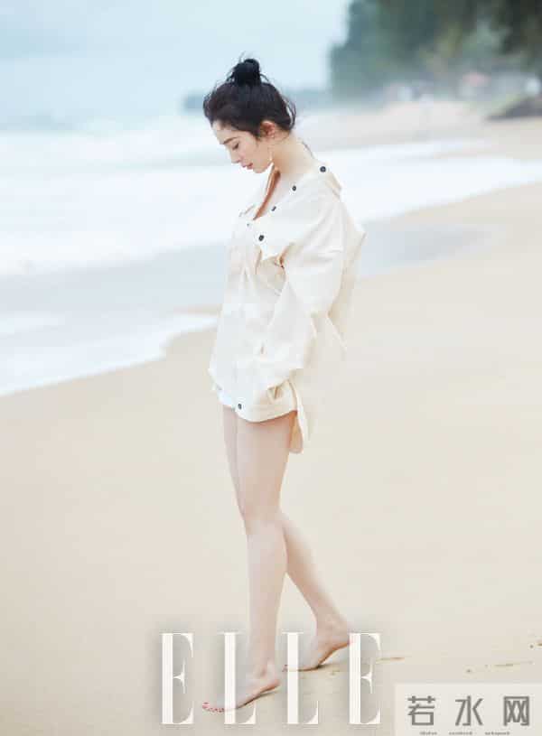 杨幂海滩“大展身手”，白裙湿发美成画！