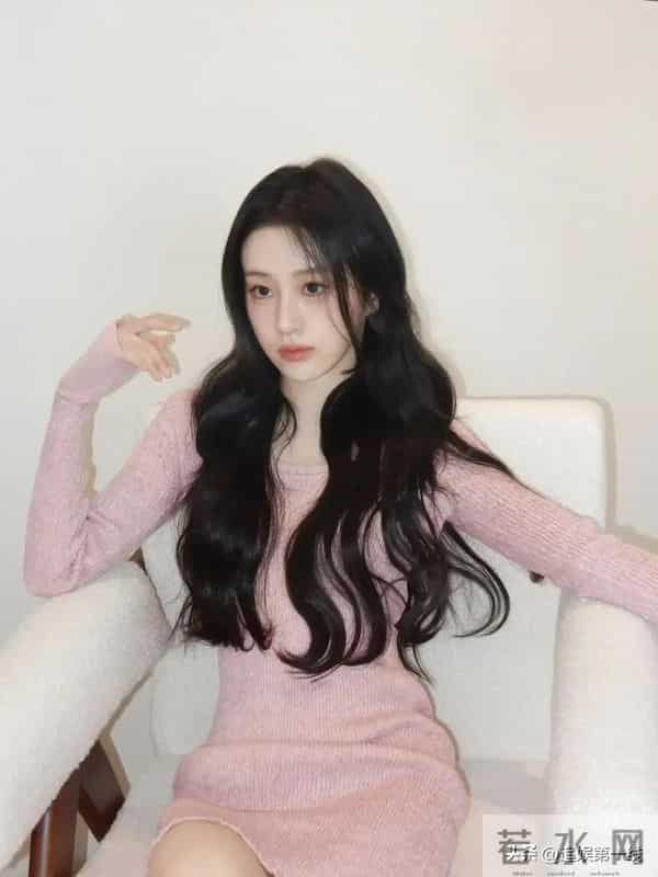 包上恩粉色毛衣裙写真:甜美与性感的完美碰撞