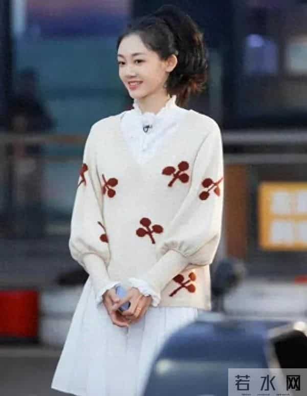 苗苗身穿白色小清新连衣裙叠加针织毛衣搭配棕色长靴,真时髦洋气