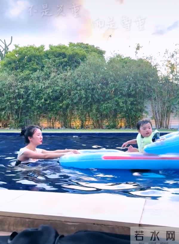 李念和两个儿子在自家豪宅泳池游泳,三胎儿子正脸曝光