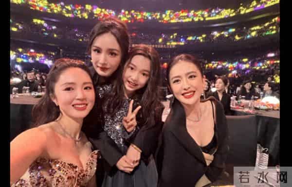 董璇跟杨幂梁洁沈月合影，张凌赫黄景瑜同框，小酒窝同步出席！