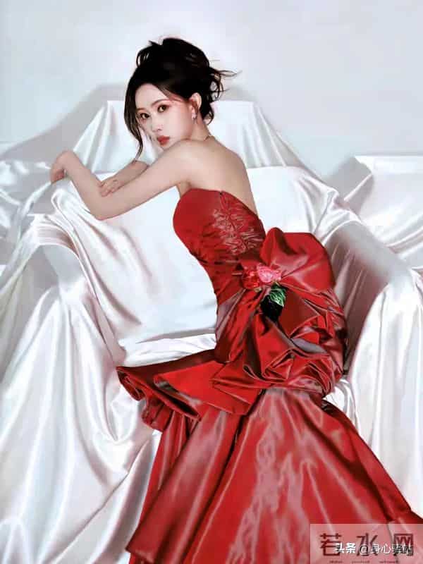 内娱顶级身材新标杆诞生孟子义抹胸造型刷屏这才叫性感的大大方方