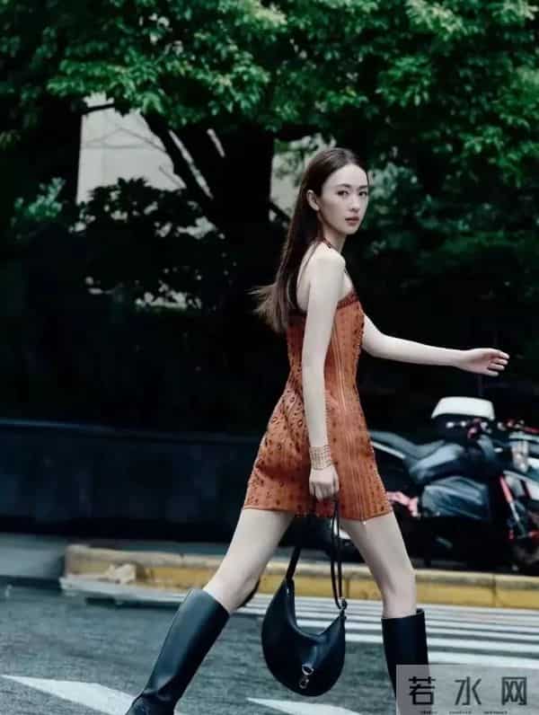 童瑶身穿棕色针织款背心+黑色长靴子,衣品好气质更是绝