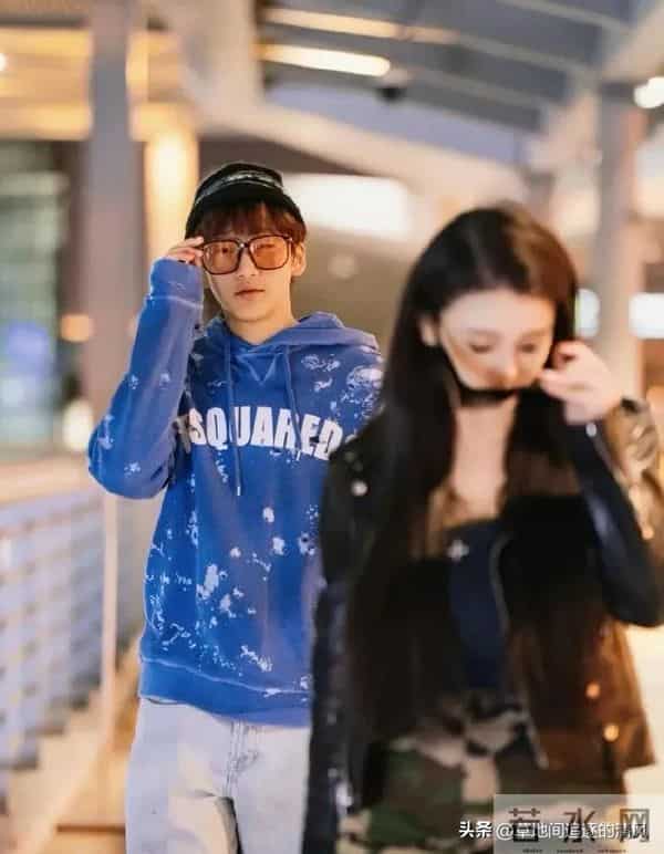 冉莹颖晒出和儿子合影，轩轩都长这么大了，完全就是个帅气的小伙