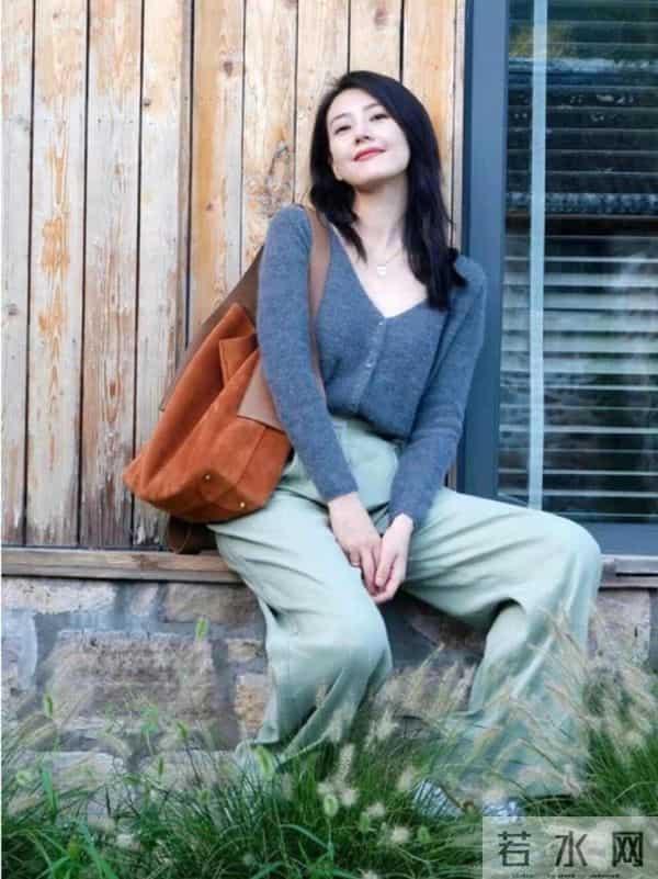 被高圆圆的穿搭惊艳了，衣穿简约，配色大气，46岁尽显优雅气质