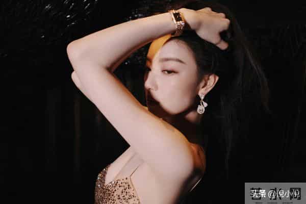 倪妮，散发光芒的她是聚光灯下的焦点
