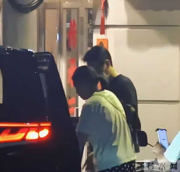 冯绍峰被传再当爸?工作室火速辟谣,赵丽颖回应超干脆