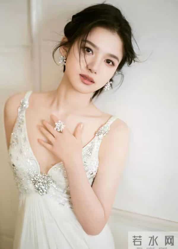 张婧仪 吊带深v连衣裙 性感美丽