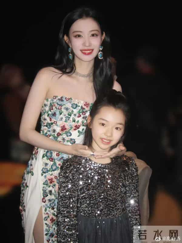 董璇9岁女儿小酒窝现身尖叫之夜!和“17位”顶流亲密合影 太爽了
