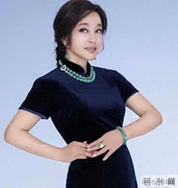 75岁"风流妖精"刘晓庆，意外摔倒后走不动路，担心的事还是发生了