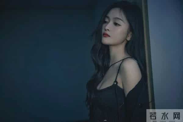 吴宣仪侧躺的姿态随性又优雅,光着脚丫子大长腿超性感