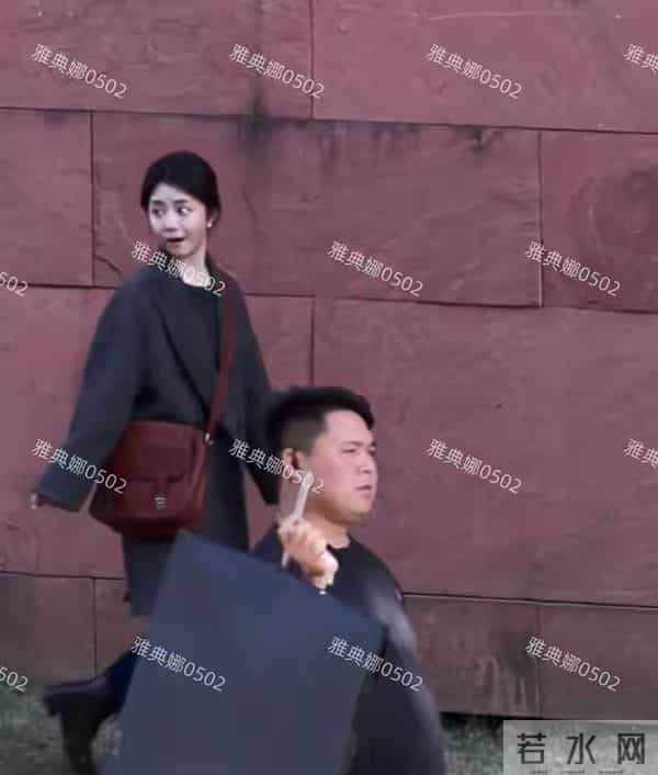 谭松韵的造型总不给力，个子不高还给她穿长大衣和吊腿裤更显矮了