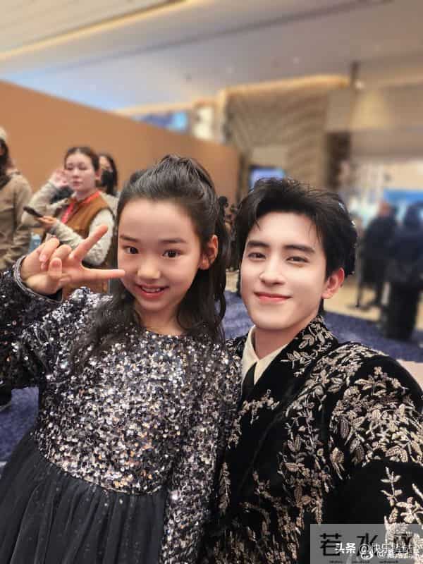 好羡慕！董璇女儿小酒窝一口气晒17张合影，数位明星主动贴脸合照