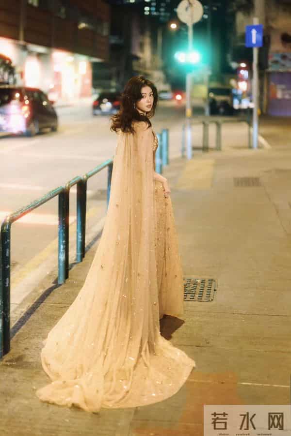 白鹿黄金礼服性感写真