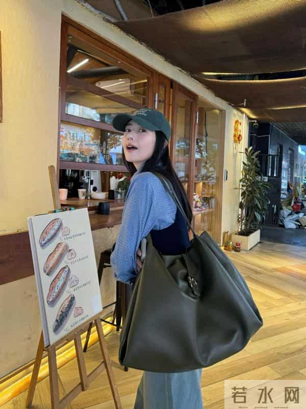 被高圆圆的穿搭惊艳了，衣穿简约，配色大气，46岁尽显优雅气质