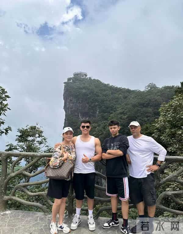 离开黄小茂后，她嫁给老外富豪，如今住瑞士豪宅，尽享天伦之乐