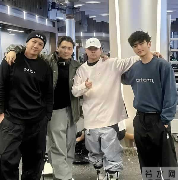 张柏芝儿子18岁马场亮相,西装造型秒变成熟男人!比谢霆锋还稳重