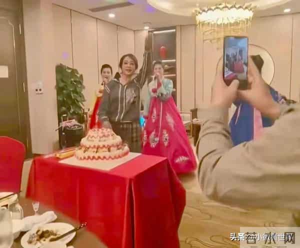 75岁刘晓庆在酒店摆生日宴，她打扮朴素，有主持有嘉宾生日好热闹