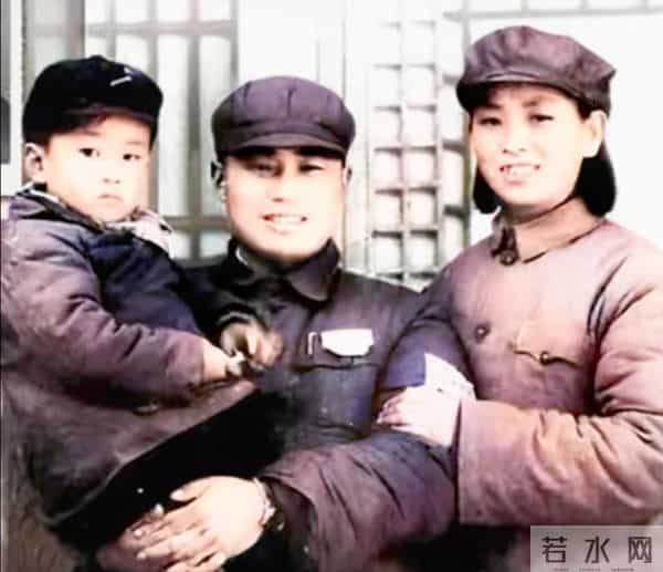 王近山的一张全家福,小二十岁妻子容貌清秀,一家人颜值太高了!