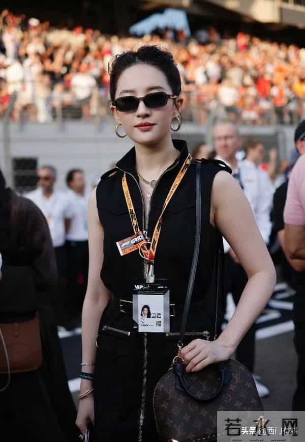 刘亦菲阿布扎比观赛F1,短裙墨镜搭配高马尾,又美又飒好迷人!