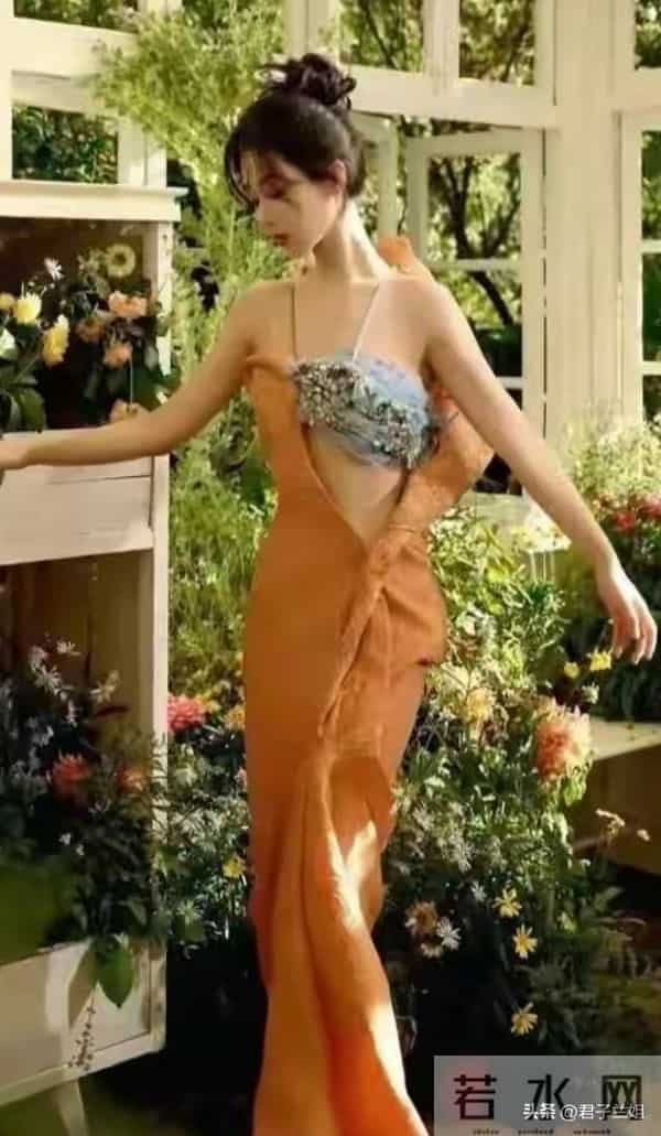 杨紫身材杨柳细腰!直角肩蜜腿腰、皮肤细嫩网友:哇塞美爆了