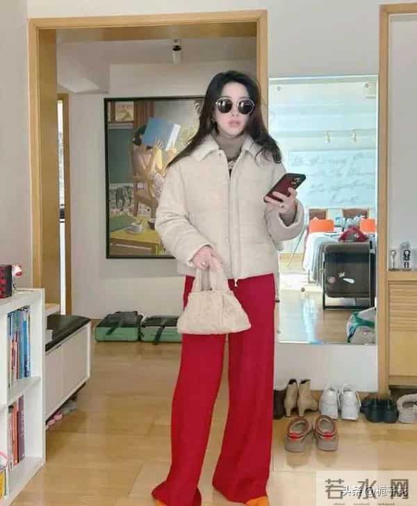 41岁朱珠在家中开圣诞派对,女儿傲娇靠着妈妈肩膀,朱珠气质真美