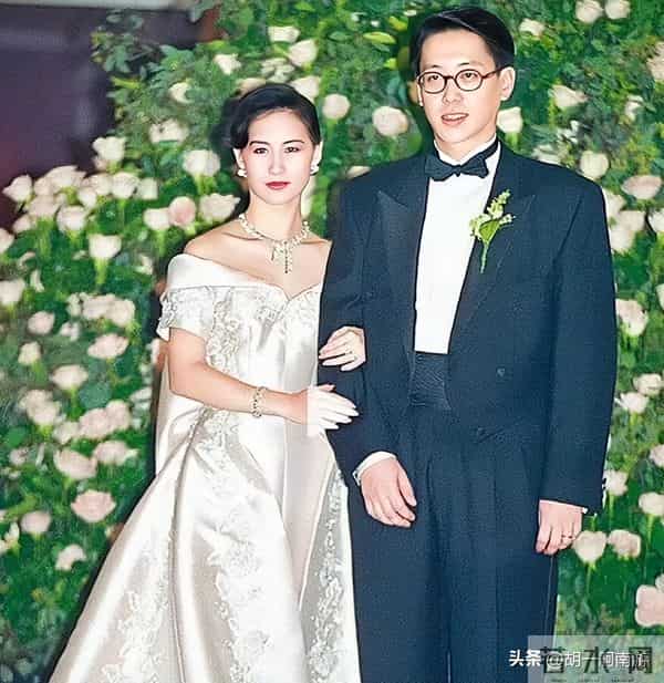 何超琼海口开幕偶遇,生图眼袋凸出显疲惫,灰毛衣小短裙超接地气