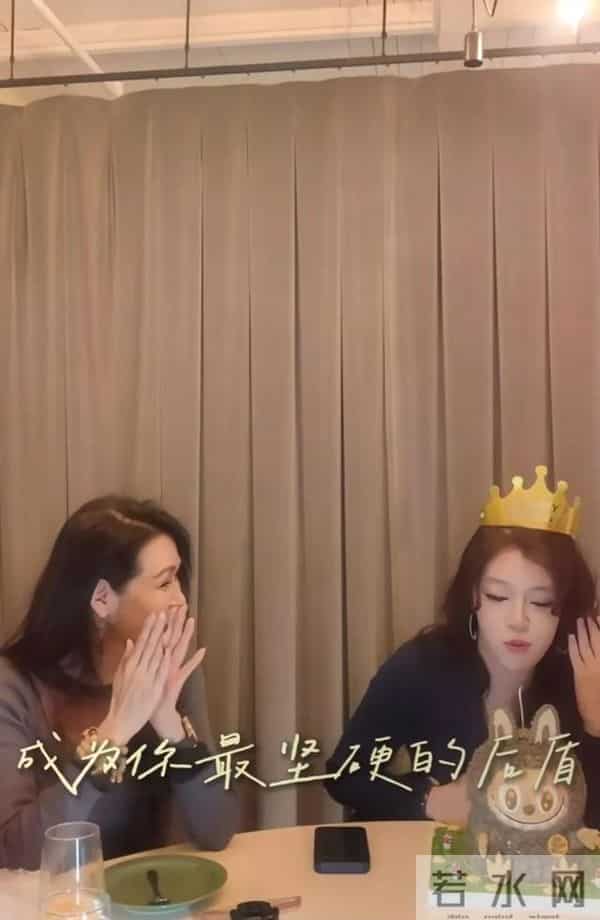 43岁于明加给女儿庆生，女儿比妈还美，嫁高管老公生俩女被宠成宝