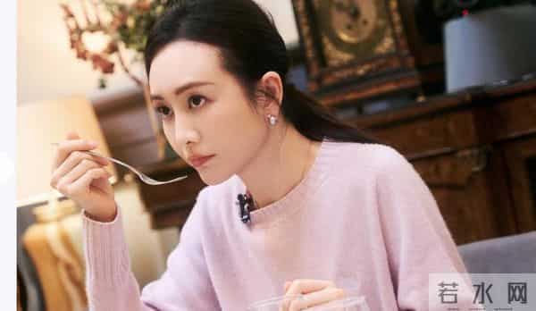 王鸥跟女儿散步，母亲一起同行，祖孙三代好温馨！