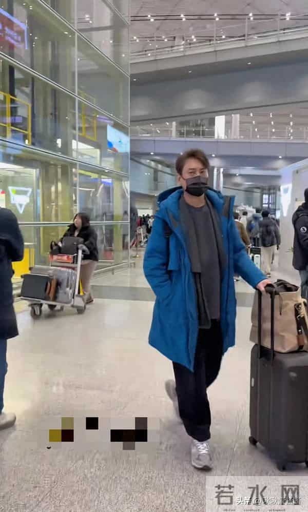 朱孝天现身机场，冲网友黑脸翻白眼，他一手扯烂了偶像圈的遮羞布