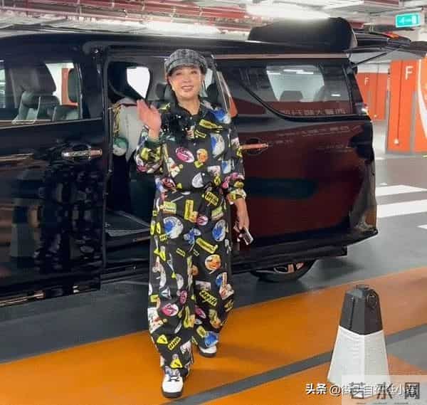 75岁刘晓庆在澳门被偶遇,她打扮时尚,面带笑容,看着像50多岁人