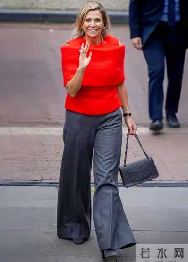 摩纳哥王妃长发造型惊艳，与国王反差同框，力压凯特登时尚榜首