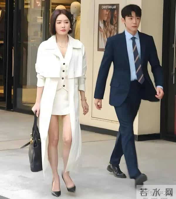 秦岚46岁嫩回少女!穿搭秘诀公开,学到就是赚到!