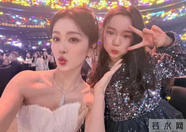 董璇跟杨幂梁洁沈月合影，张凌赫黄景瑜同框，小酒窝同步出席！