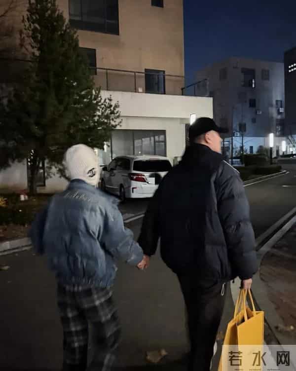 孙骁骁称任重是救赎 疑内涵前任 穿情侣装 牵手像两代人 女儿坐