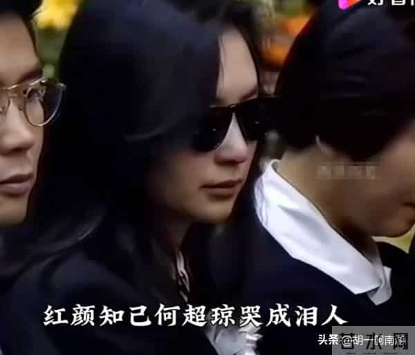 何超琼海口开幕偶遇,生图眼袋凸出显疲惫,灰毛衣小短裙超接地气