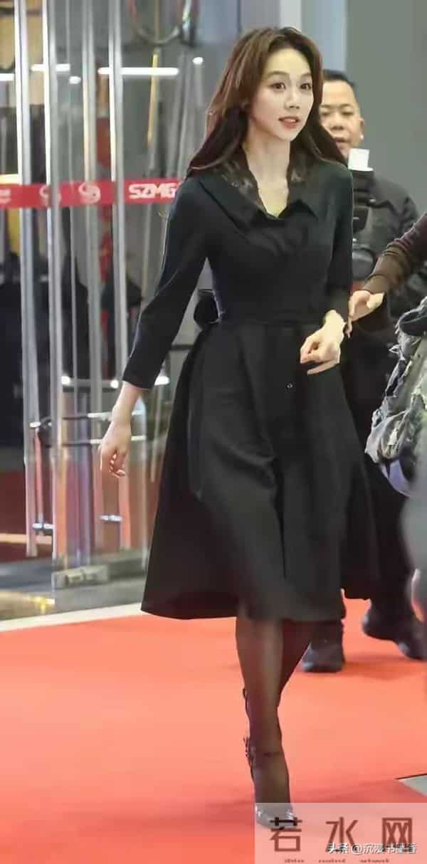 姜妍 黑色长裙+黑丝，身材出众，惊艳全场！