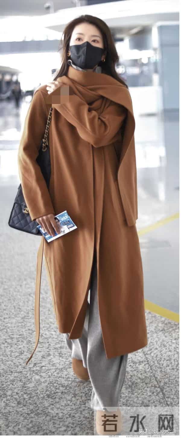 李云霄杭州机场被偶遇,穿棕色翻领长款大衣,好温柔气质美到犯规