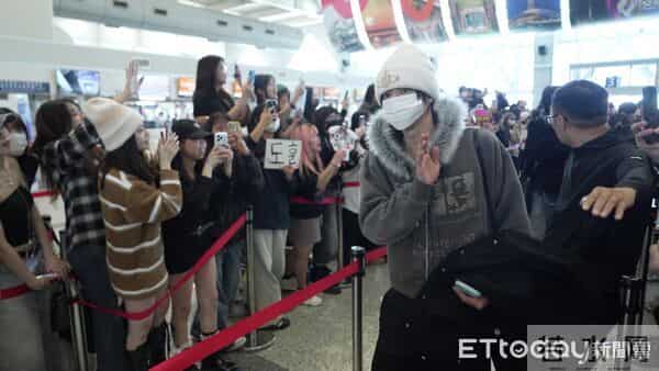 直击/IU机场淡妆超仙现身!360度转圈给粉丝拍 暖心对眼打招呼