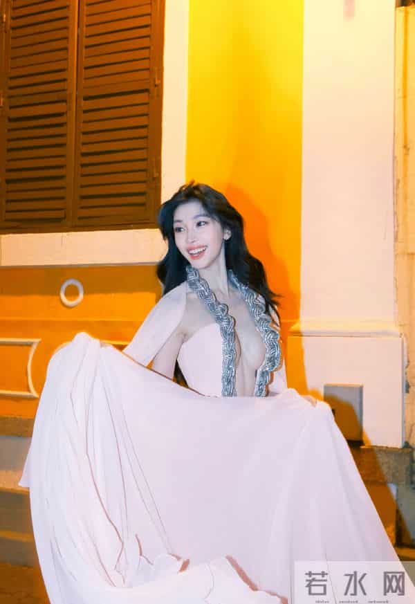 易梦玲尖叫之夜红毯造型