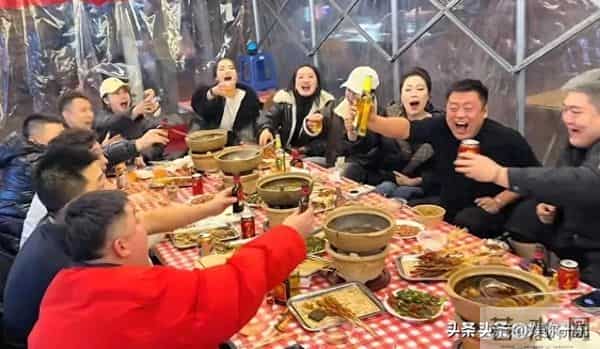 赵家班深夜聚餐赵一楠请客,和宋晓峰像父子,钱多到花不完很低调