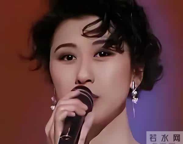 踹掉费翔，和林子祥结婚却分房睡的叶倩文，如今已走上了另一条路