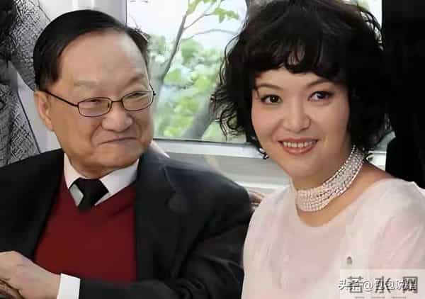 大儿自缢、二儿入狱、大女儿失聪,就小女儿正常,金庸的人生真苦